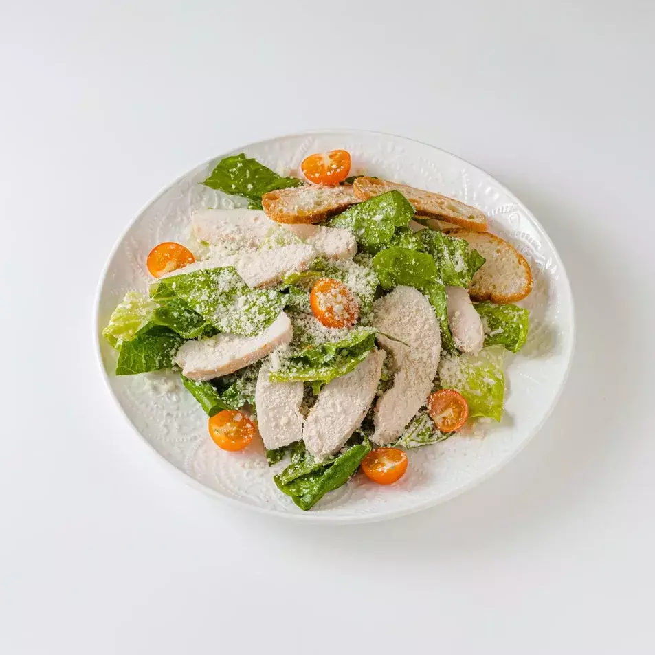 Салат Цезарь с курицей