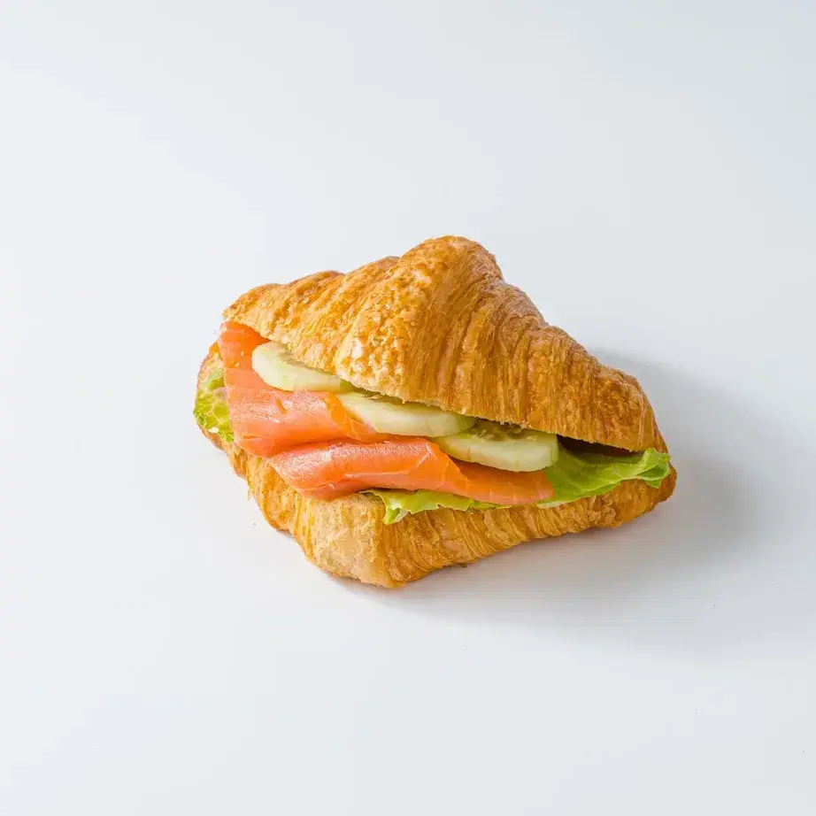 Круассан с красной рыбой и авокадо