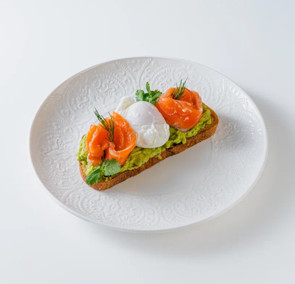 Брускетта с авокадо и красной рыбой