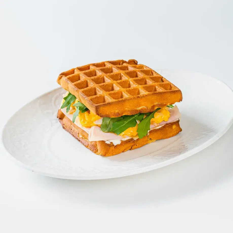 Фирменные вафли с ветчиной, сыром и нежным яйцом