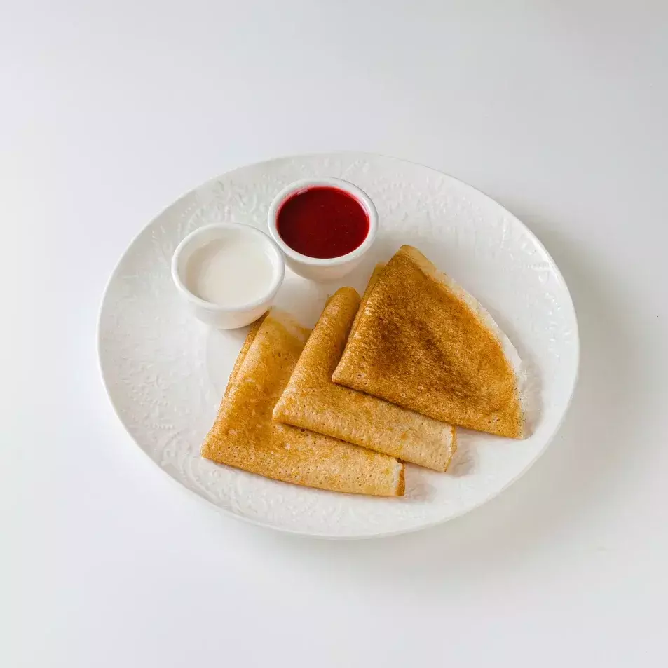 Блины с соусом малиновым и сметаной