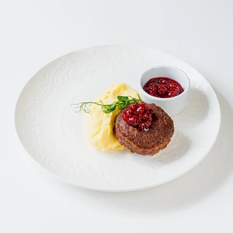Бифштекс с картофельным пюре и брусничным соусом